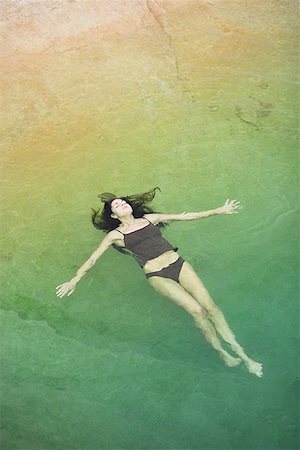 simsearch:640-01366168,k - High angle view of a young woman floating on the water Foto de stock - Royalty Free Premium, Número: 640-01358953