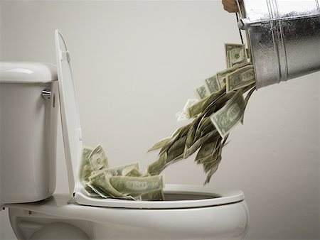 educazione all'uso del vaso - Person dumping money into a toilet bowl Fotografie stock - Premium Royalty-Free, Codice: 640-01359073