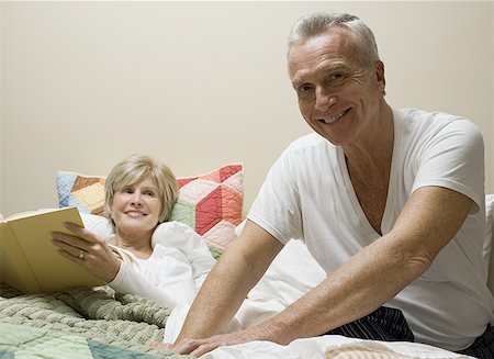 Portrait d'un homme senior et une femme senior au lit Photographie de stock - Premium Libres de Droits, Code: 640-01359128