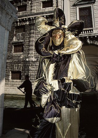 simsearch:841-03505111,k - Portrait d'une personne debout dans un costume de mascarade Photographie de stock - Premium Libres de Droits, Code: 640-01359178