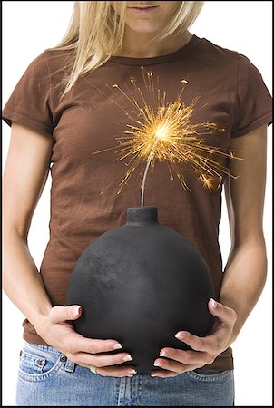 explosif - Milieu vue en coupe d'une jeune femme tenant une bombe Photographie de stock - Premium Libres de Droits, Code: 640-01359234