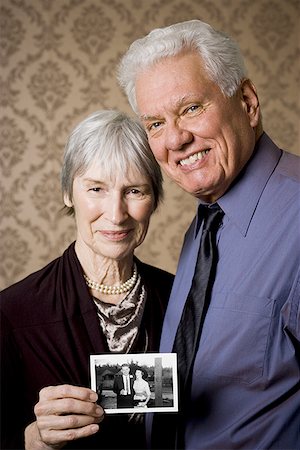 simsearch:695-03377910,k - Portrait of an elderly couple showing a photograph Fotografie stock - Premium Royalty-Free, Codice: 640-01359263