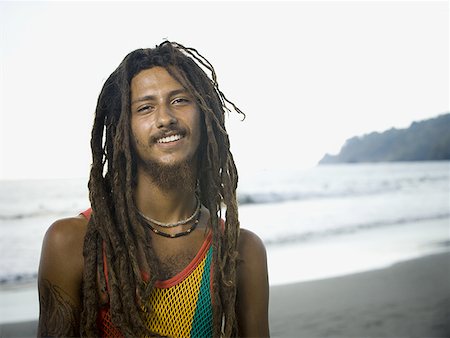 rastafarian - Portrait d'un jeune homme souriant Photographie de stock - Premium Libres de Droits, Code: 640-01359381