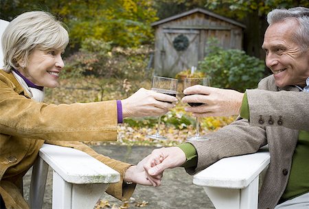 simsearch:640-01352675,k - Mature couple toasting with glasses of wine Foto de stock - Royalty Free Premium, Número: 640-01359448