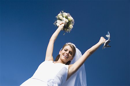 simsearch:640-01349457,k - Portrait of a bride holding a bouquet of flowers and a pair of sandals Foto de stock - Sin royalties Premium, Código: 640-01359550
