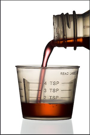 Syrup being poured into a plastic measuring cup Foto de stock - Sin royalties Premium, Código: 640-01359627