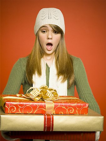 Girl with Christmas gifts pleasantly surprised Foto de stock - Sin royalties Premium, Código: 640-01359689