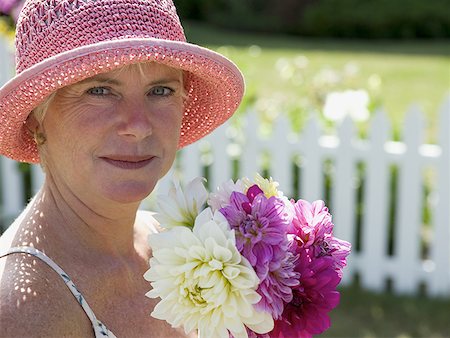 european rimming closeup - Portrait of a mature woman holding a bunch of flowers and smiling Stock Photo - Premium Royalty-Free, Code: 640-01359764