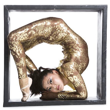 Female contortionist inside the box Foto de stock - Sin royalties Premium, Código: 640-01359926