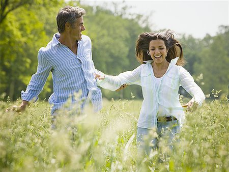 simsearch:640-02764691,k - man and a woman holding hands and running in a field Foto de stock - Sin royalties Premium, Código: 640-01350070