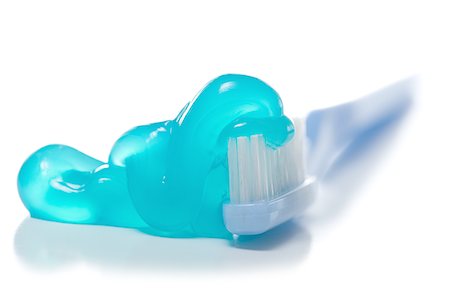 Gros plan du dentifrice sur une brosse à dents Photographie de stock - Premium Libres de Droits, Code: 640-01350231