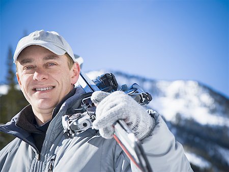 Portrait of an adult man holding skis on his shoulder Foto de stock - Sin royalties Premium, Código: 640-01350241