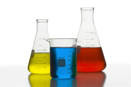 erlenmeyer flask and beaker - Gros plan des gobelets avec liquide de couleur Photographie de stock - Premium Libres de Droits, Code: 640-01350294