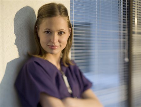 simsearch:640-01350259,k - Portrait of a young woman leaning against a wall with her arms crossed Foto de stock - Sin royalties Premium, Código: 640-01350325