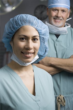 simsearch:6105-05397029,k - Portrait of a female surgeon and a male surgeon smiling Foto de stock - Royalty Free Premium, Número: 640-01350330