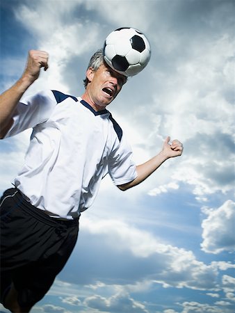 simsearch:640-03255436,k - Soccer player heading ball Foto de stock - Sin royalties Premium, Código: 640-01350343