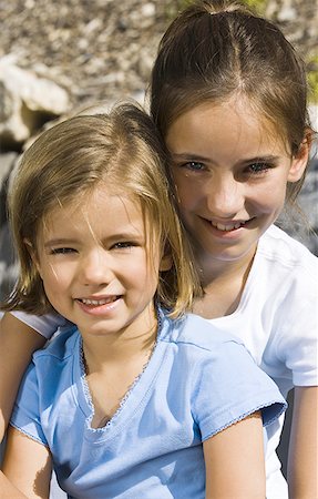 simsearch:640-01361873,k - Portrait de deux jeunes filles souriantes Photographie de stock - Premium Libres de Droits, Code: 640-01350520
