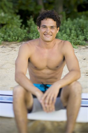 simsearch:640-01360425,k - Portrait d'un jeune homme assis sur une planche de surf et souriant Photographie de stock - Premium Libres de Droits, Code: 640-01350759