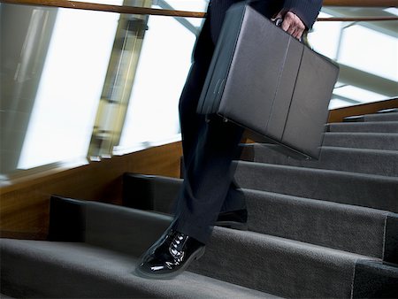 Homme d'affaires de marche dans les escaliers Photographie de stock - Premium Libres de Droits, Code: 640-01350909