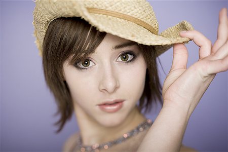 Portrait of a teenage girl wearing a straw hat Foto de stock - Sin royalties Premium, Código: 640-01350919