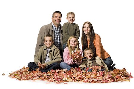 simsearch:640-02770515,k - Family posing in a pile of fallen leaves Foto de stock - Royalty Free Premium, Número: 640-01350923