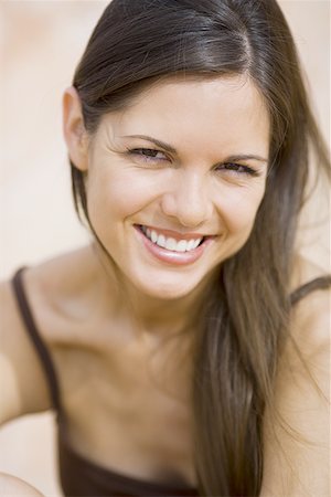 simsearch:640-01363954,k - Portrait of a young woman smiling Foto de stock - Sin royalties Premium, Código: 640-01351019