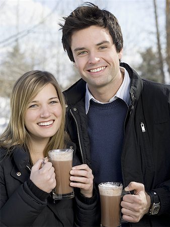 simsearch:628-02954798,k - Portrait of a young couple holding glasses of cocoa Fotografie stock - Premium Royalty-Free, Codice: 640-01351161