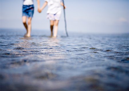 Low section view of two girls wading in water Foto de stock - Sin royalties Premium, Código: 640-01351180