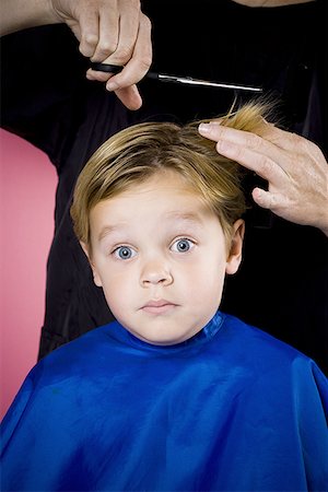 primeiro corte de cabelo - Boy having his hair cut Foto de stock - Royalty Free Premium, Número: 640-01351268