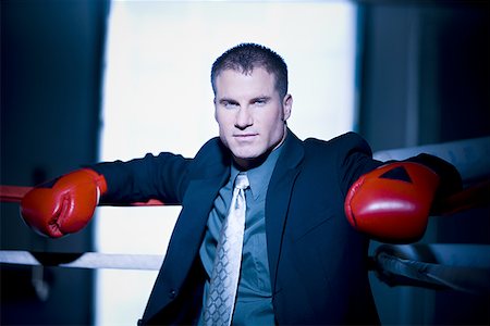 Portrait d'un homme d'affaires assis dans un ring de boxe Photographie de stock - Premium Libres de Droits, Code: 640-01351276