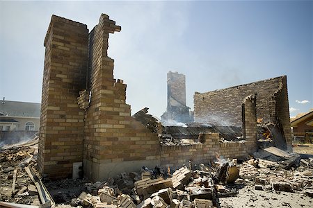 demolizione - Ruins of a damaged building Fotografie stock - Premium Royalty-Free, Codice: 640-01351342