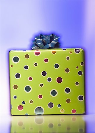 simsearch:640-01352306,k - Close-up of a wrapped gift Foto de stock - Sin royalties Premium, Código: 640-01351480