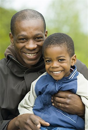 simsearch:640-01361873,k - Portrait d'un père et son fils souriant Photographie de stock - Premium Libres de Droits, Code: 640-01351541