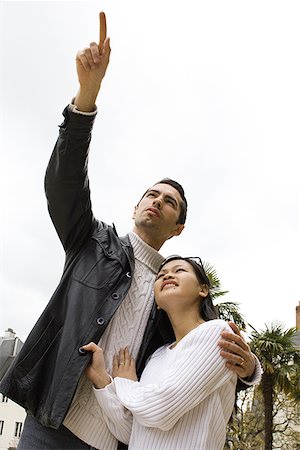 people looking up sky pointing - Low angle view of a young couple looking up Foto de stock - Sin royalties Premium, Código: 640-01351690