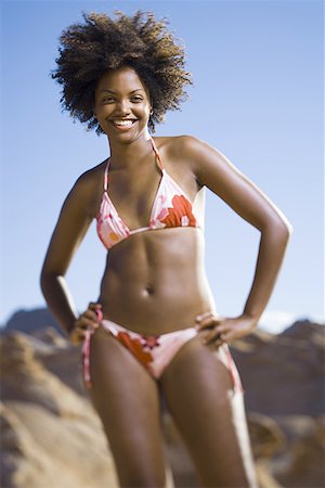 Portrait d'une jeune femme souriante Photographie de stock - Premium Libres de Droits, Code: 640-01351803