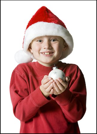 Portrait d'un garçon tenant un ornement de boule de Noël Photographie de stock - Premium Libres de Droits, Code: 640-01351819