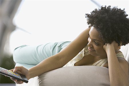 Jeune femme regardant la télévision Photographie de stock - Premium Libres de Droits, Code: 640-01351851