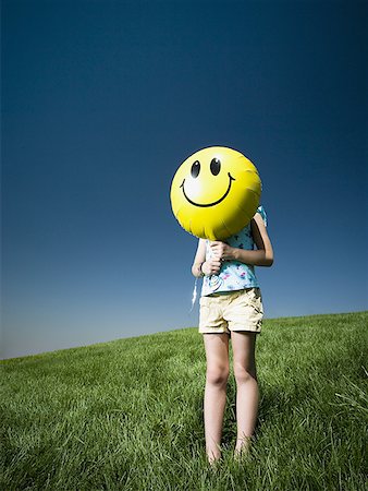 smiley - Jeune fille sur une colline en tenant le ballon happy face Photographie de stock - Premium Libres de Droits, Code: 640-01351982