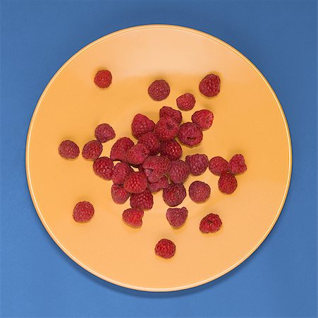 simsearch:640-02953202,k - High angle view of strawberries on a plate (Fragaria virginiana) Stock Photo - Premium Royalty-Free, Code: 640-01351992