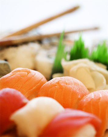 simsearch:640-01349211,k - Gros plan du plateau de sushi Photographie de stock - Premium Libres de Droits, Code: 640-01352244