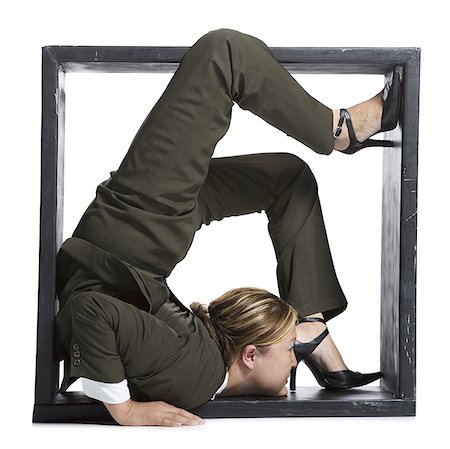 se mettre en quatre - Femme d'affaires de contorsionniste à l'intérieur de la boîte Photographie de stock - Premium Libres de Droits, Code: 640-01352429
