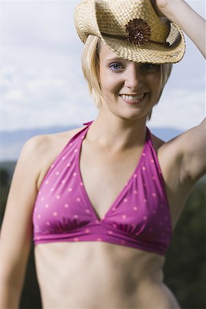 simsearch:640-01366443,k - Jeune femme portant un chapeau de paille Photographie de stock - Premium Libres de Droits, Code: 640-01352466