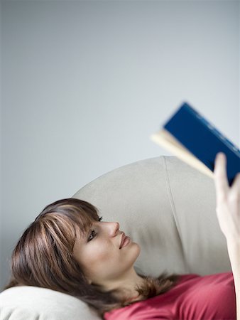 simsearch:640-02658367,k - Profile of a young woman reading a book Fotografie stock - Premium Royalty-Free, Codice: 640-01352509