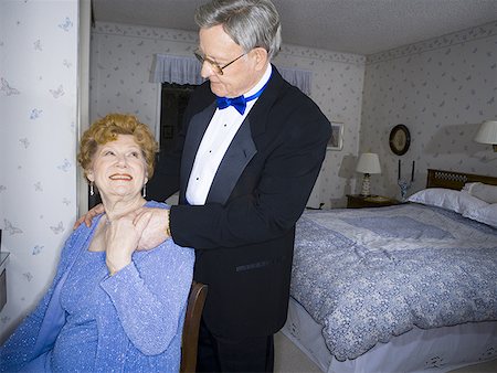 Close-up of a senior couple looking at each other smiling Foto de stock - Sin royalties Premium, Código: 640-01352543