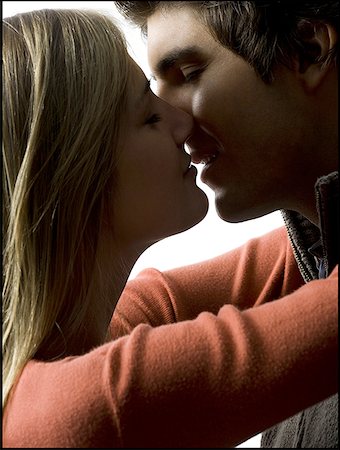 simsearch:693-03304937,k - Close-up of a young couple kissing Foto de stock - Sin royalties Premium, Código: 640-01352804