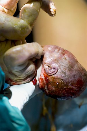 Doctor holding a newborn baby girl Foto de stock - Sin royalties Premium, Código: 640-01352922