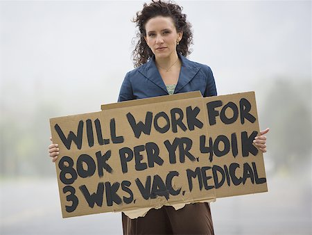 Portrait d'une jeune femme tenant une pancarte de travail offre d'emploi Photographie de stock - Premium Libres de Droits, Code: 640-01353200