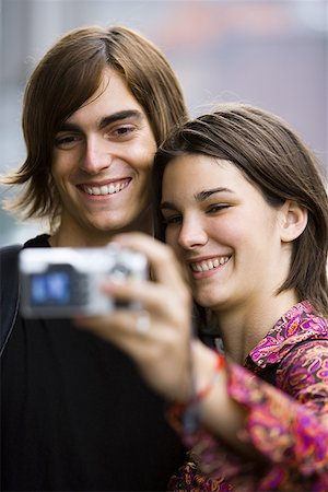 simsearch:640-01361873,k - Jeune couple en prenant une photo d'eux-mêmes Photographie de stock - Premium Libres de Droits, Code: 640-01353219
