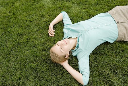 simsearch:640-01361225,k - Erhöhte Ansicht einer jungen Frau schlafen auf Gras Stockbilder - Premium RF Lizenzfrei, Bildnummer: 640-01353267