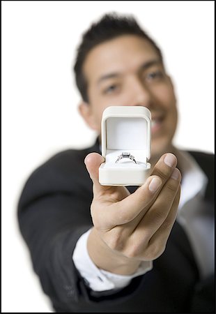 Portrait d'un jeune homme tenant une boîte à bijoux Photographie de stock - Premium Libres de Droits, Code: 640-01353324